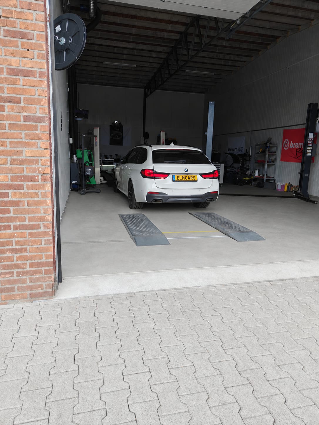Witte BMW in de werkplaats van ELMCARS voor onderhoud en service