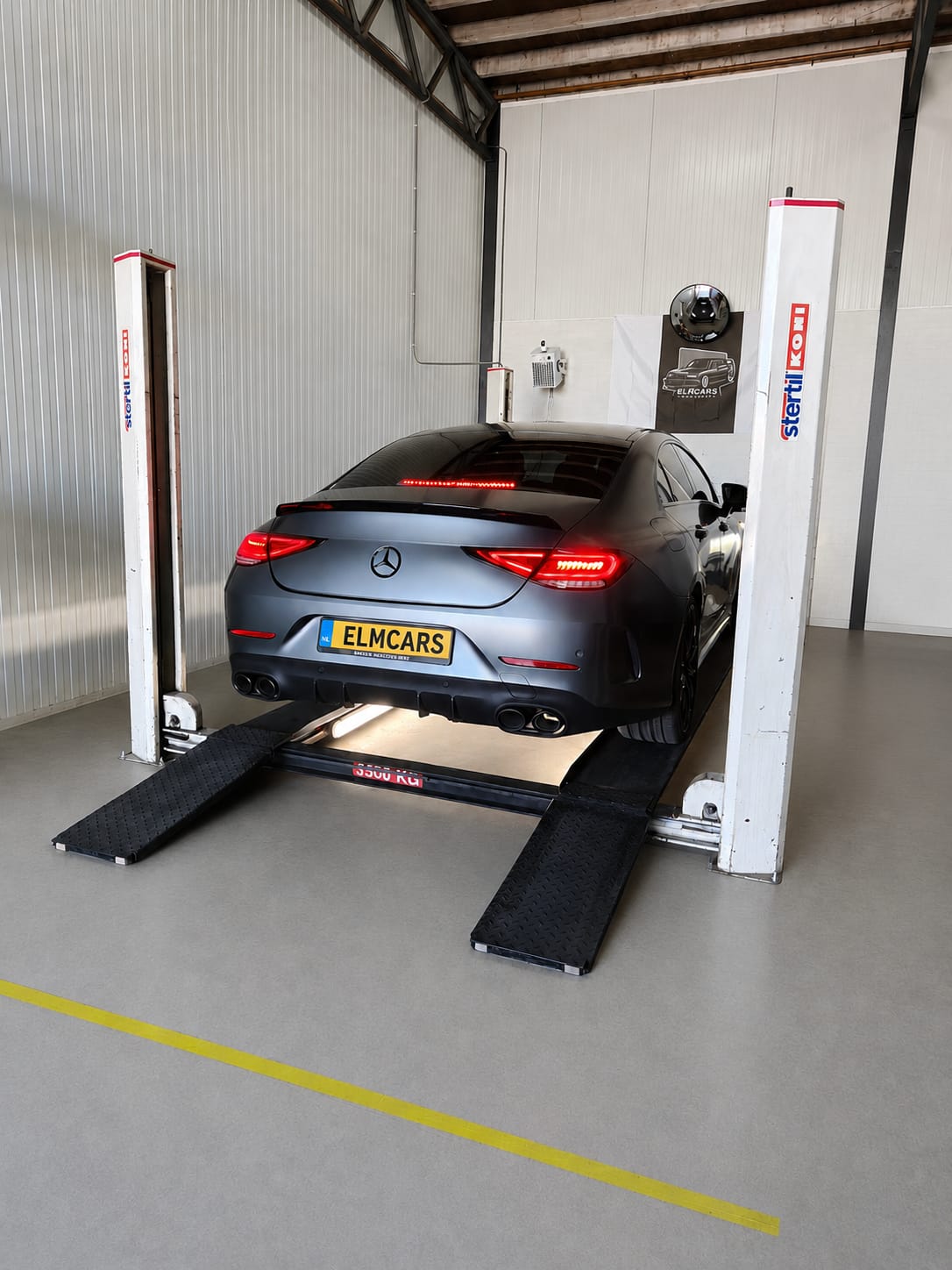 Mercedes in de werkplaats van ELMCARS op de APK-brug